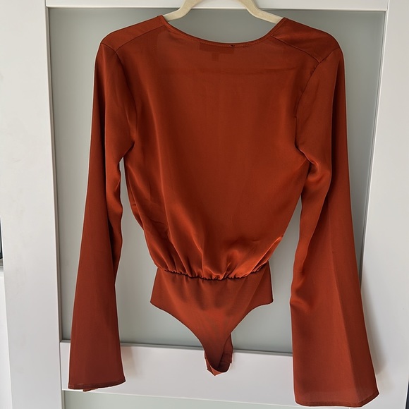 Misguided Plunge Neck Rust Bodysuit - Picture 4 of 5